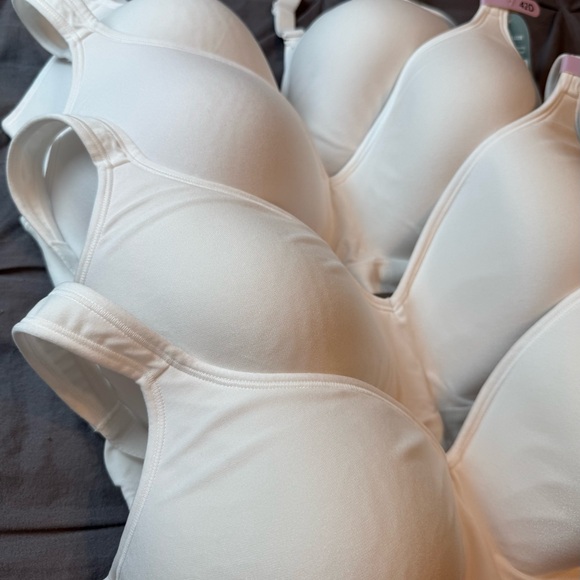 NWT Lot Of 4 BALI Cool Comfort White Bras 42D  Wide No Slip Straps Seamless - Picture 2 of 9
